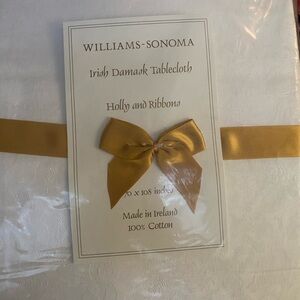 Williams Sonoma Irish Damask Holly & Ribbons Christmas Tablecloth & Six Napkins